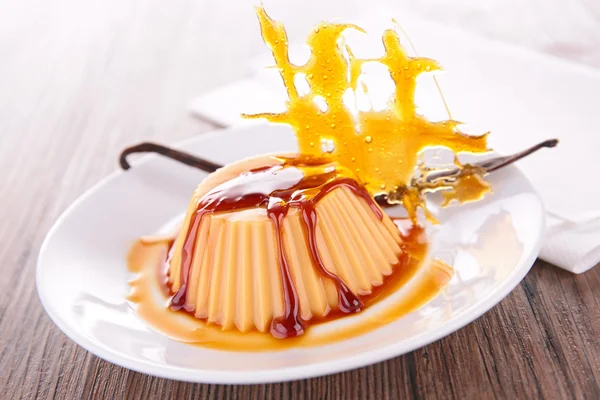 Postre de caramelo en plato — Foto de Stock