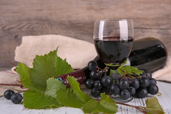 Red wine and grape — Stock Photo, Image