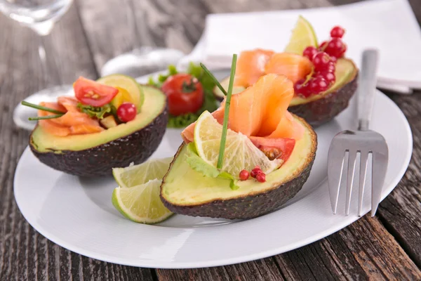 Ensalada de aguacate con salmón —  Fotos de Stock