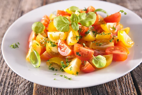 Tomatensalat mit Basilikum — Stockfoto