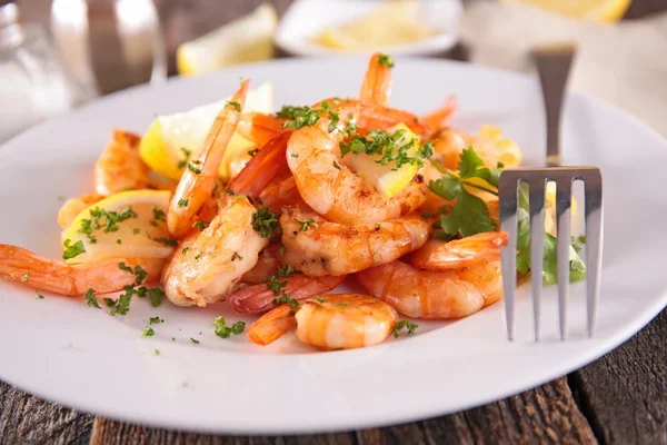 Gamberetti fritti su piatto — Foto Stock