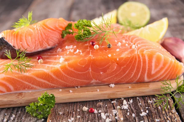 Dua fillet salmon mentah — Stok Foto