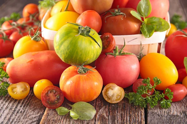 Verse biologische tomaten — Stockfoto