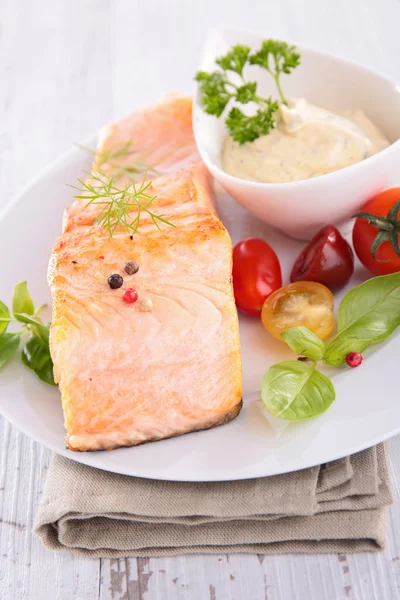 Salmão grelhado com legumes e molho — Fotografia de Stock