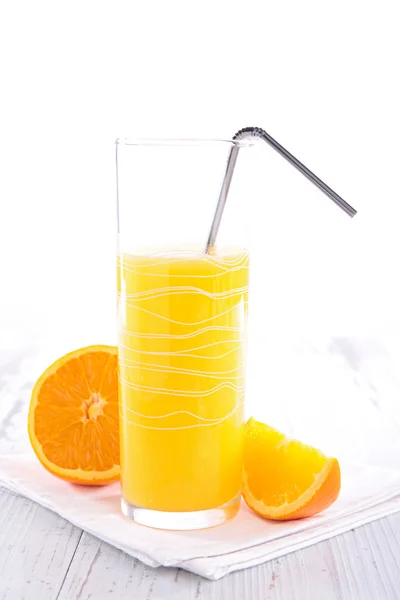 Sumo de laranja com laranjas frescas — Fotografia de Stock