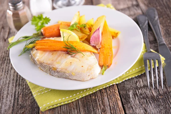 Rejilla de pescado con verduras —  Fotos de Stock