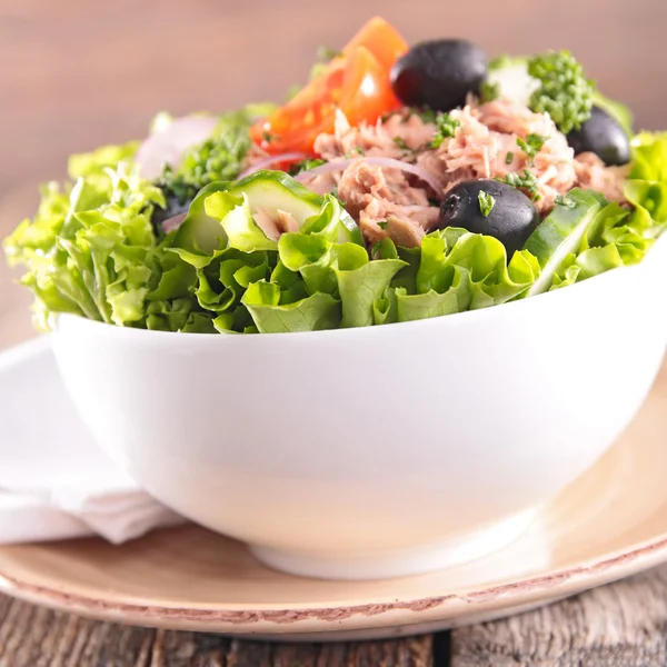 Frischer Salat mit Thunfisch — Stockfoto