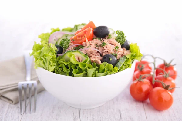 Verse salade met tonijn — Stockfoto