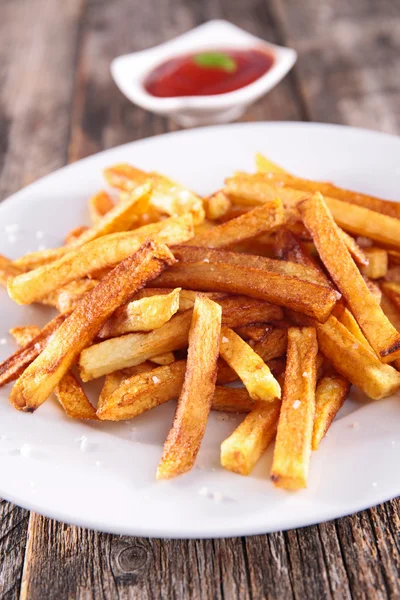 Pommes frites och ketchup — Stockfoto