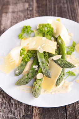 Peynirli taze kuşkonmaz