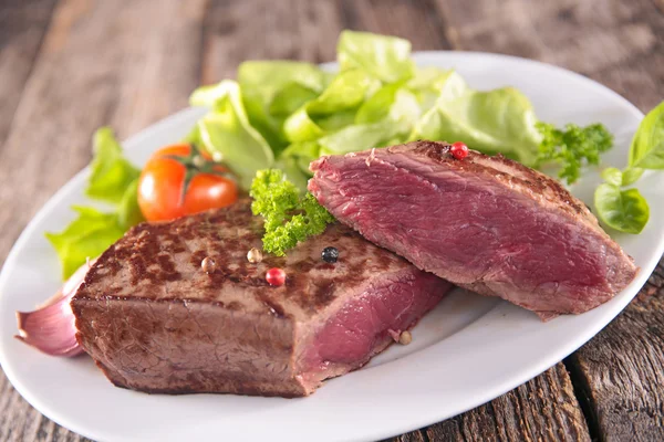 Carne grelhada em prato branco — Fotografia de Stock