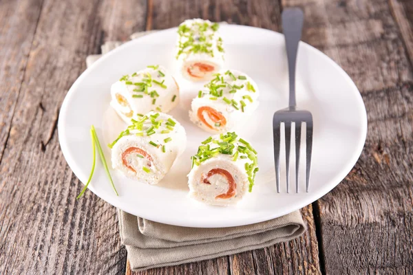 Rolos com queijo e salmão — Fotografia de Stock