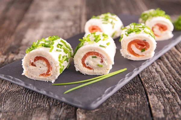 Rolos com queijo e salmão — Fotografia de Stock