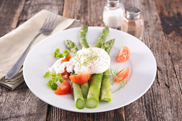 Asparagus salad with poached egg — Stock Photo, Image