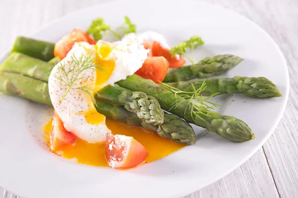 Insalata di asparagi con uovo in camicia — Foto Stock