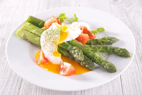 Asparagus salad with poached egg — Stock Photo, Image