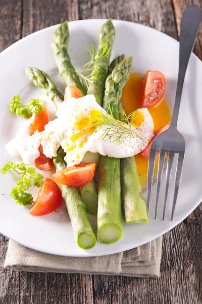 Asparagus salad with poached egg — Stock Photo, Image