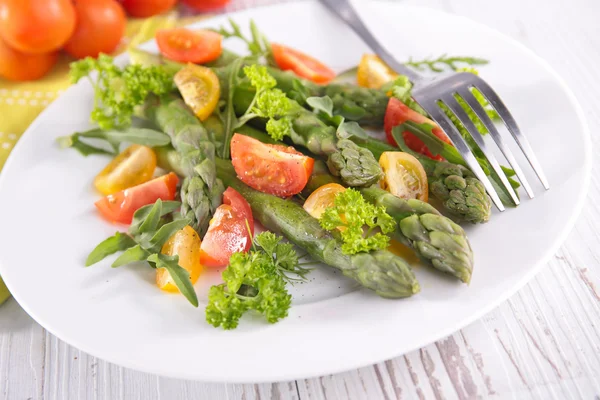 Asparagus salad with tomatoes and herbs — Stock Photo, Image