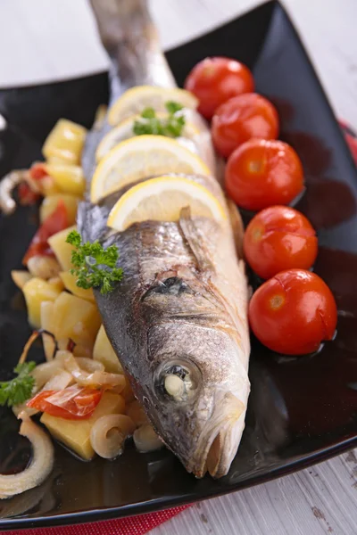 Peixe grelhado com legumes — Fotografia de Stock