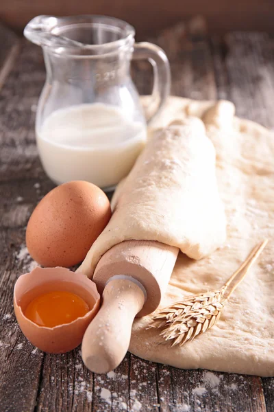 Raw dough with ingredients — Stock Photo, Image