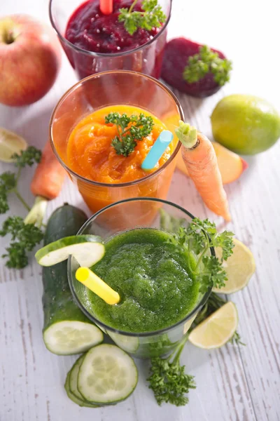 Jugo de verduras con verduras frescas — Foto de Stock