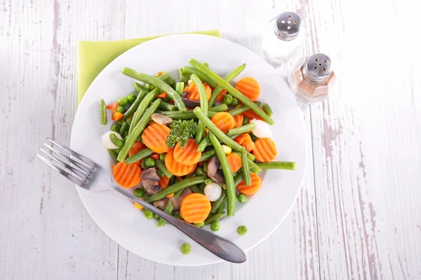 Ensalada fresca con verduras diferentes —  Fotos de Stock