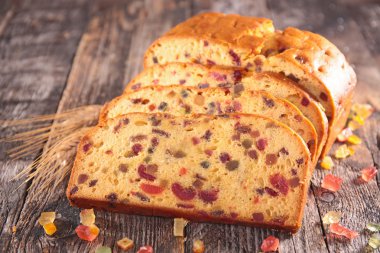 Ahşap üzerine meyveli kek