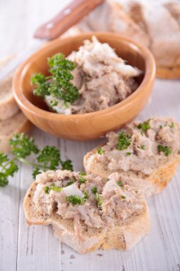 Et pate ekmek üzerinde
