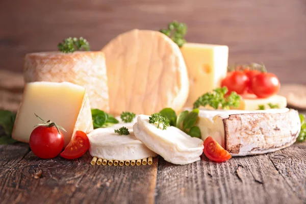 Kaas met tomaten en kruiden — Stockfoto