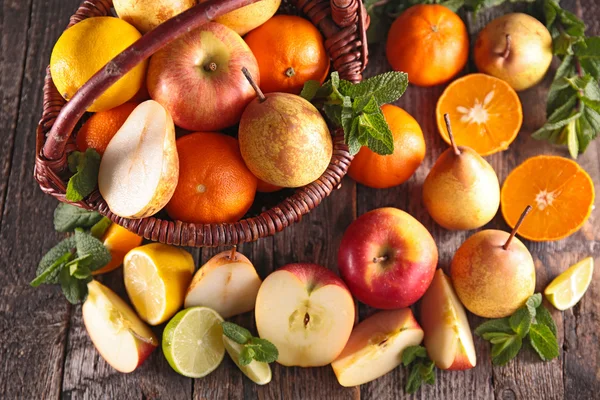 Frutas frescas enteras y en rodajas —  Fotos de Stock