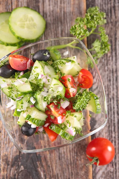 Salat mit frischen Gurken und Tomaten — Stockfoto