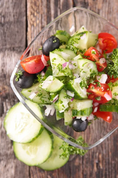 Salat mit frischen Gurken und Tomaten — Stockfoto