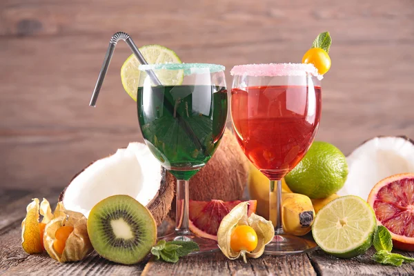 Frukt cocktails och färska frukter — Stockfoto