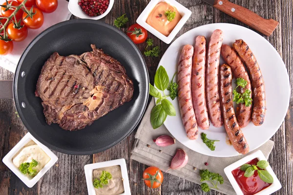 Жареная говядина, колбаса и овощи — стоковое фото