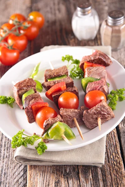 Grilled beef with tomatoes on sticks — Stock Photo, Image