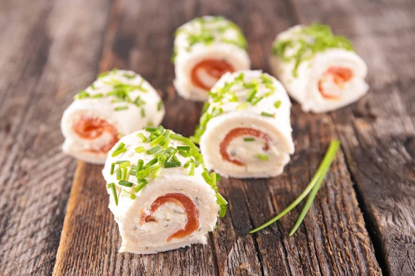 Rotoli con formaggio e salmone — Foto Stock