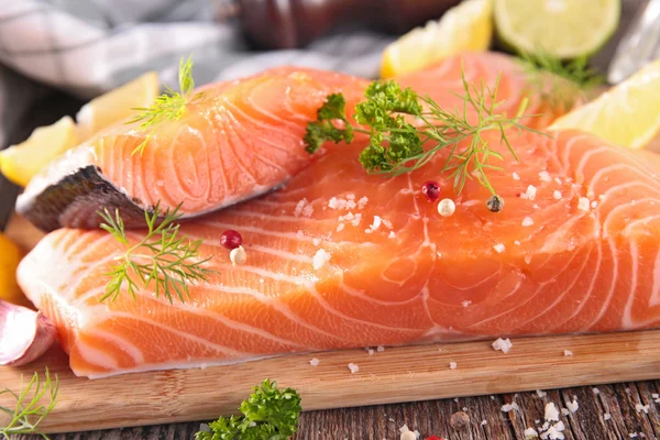 Raw salmon fillet — Stock Photo, Image