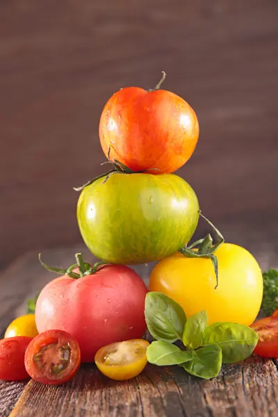 Verse biologische tomaten — Stockfoto