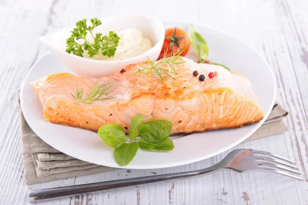 Lachs vom Grill mit Gemüse und Soße — Stockfoto