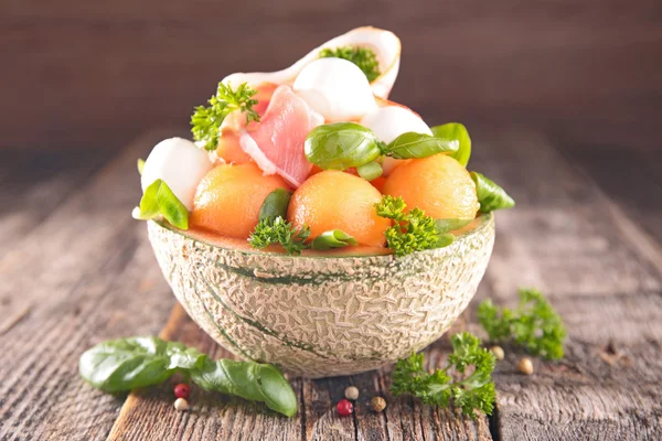 Salada com melão fresco e mussarela — Fotografia de Stock