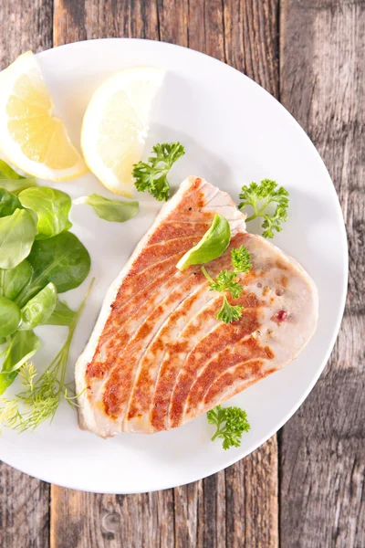 Grilled fish with herbs and lemon — Stock Photo, Image