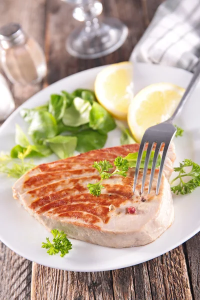 Grilled fish with herbs and lemon — Stock Photo, Image
