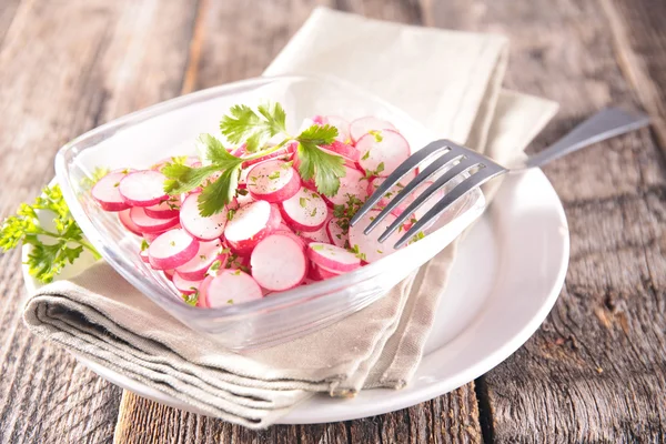 Salada de rabanete fresco com coentro — Fotografia de Stock