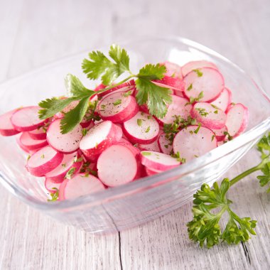 Kişniş taze turp salatası