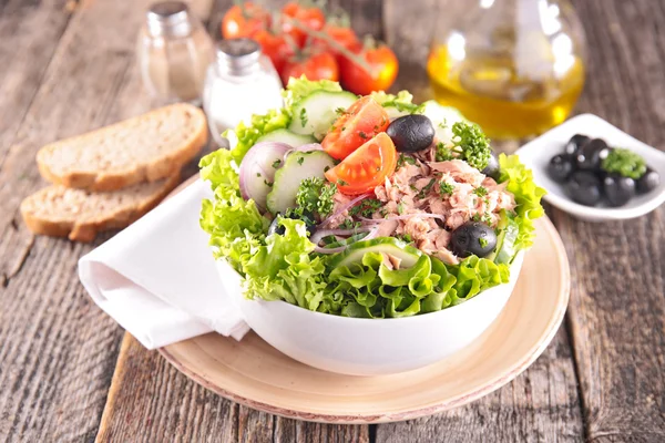 Verse salade met tonijn — Stockfoto