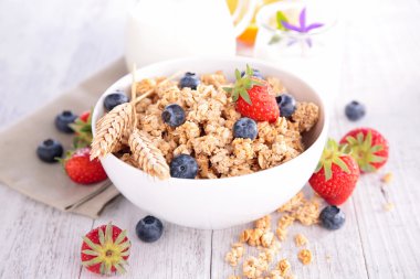 Granola yaban mersini ve çilek ile