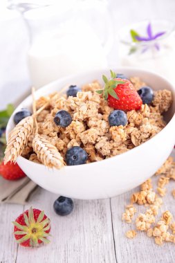 Granola yaban mersini ve çilek ile