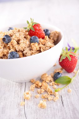 Granola yaban mersini ve çilek ile