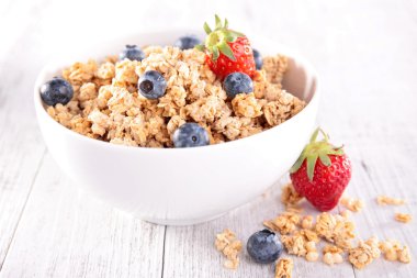 Granola yaban mersini ve çilek ile