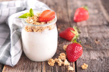 çilek ile taze yoğurt